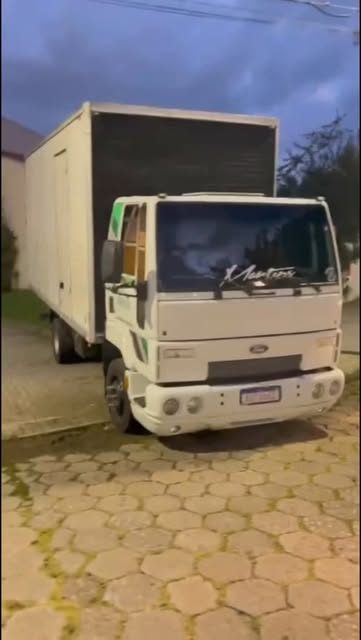 Caminhão baú da Martins estacionado durante uma mudança