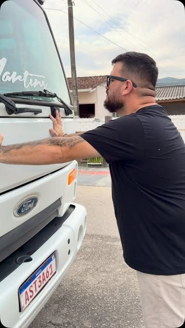 Colaborador da Martins cuidando da manutenção do caminhão